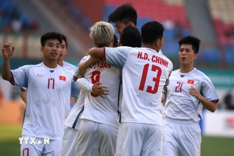 Các cầu thủ Olympic Việt Nam mừng bàn thắng vào lưới Olympic Nhật Bản trong trận đấu ở bảng D, ASIAD 2018 ở Cikarang, Indonesia ngày 19/8. (Ảnh: AFP/TTXVN)