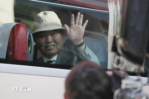 Đoàn xe chở người cao tuổi Hàn Quốc rời Sokcho để tới núi Kumgang trên lãnh thổ Triều Tiên ngày 20/8. (Ảnh: Yonhap/TTXVN)