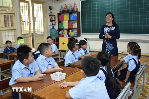 Cô và trò Trường Tiểu học Lương Định Của, Quận 3 cùng sinh hoạt lớp trong ngày đầu tiên của năm học. (Ảnh: Thu Hoài/TTXVN)