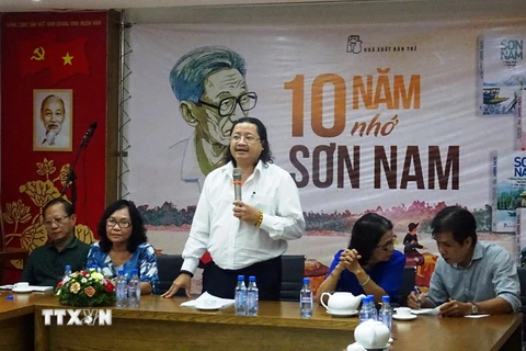 Ông Nguyễn Minh Nhựt, Giám đốc Nhà xuất bản Trẻ, phát biểu tại buổi giới thiệu. (Ảnh: Gia Thuận/TTXVN)