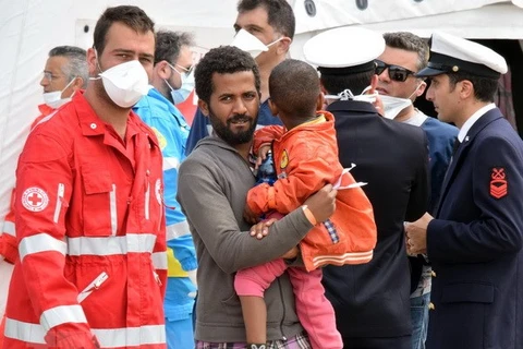 Người di cư được cứu sống ngoài khơi bờ biển Sicily. (Nguồn: AFP/TTXVN)