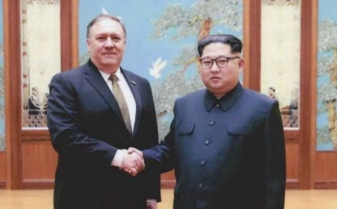 Ngoại trưởng Mỹ Mike Pompeo gặp nhà lãnh đạo Triều Tiên Kim Jong-un hồi tháng 4/2018. (Nguồn: CNBC)