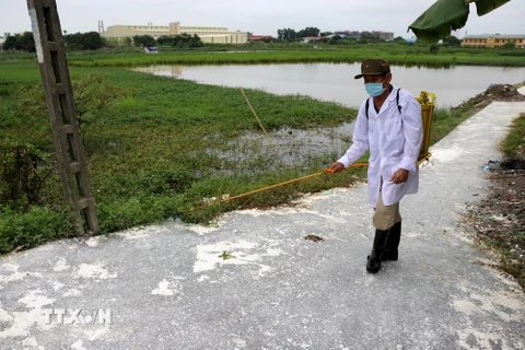  Cán bộ thú y phun khử trùng khu vực có đàn gia cầm bị nhiễm cúm A/H5N6 tại xã An Hồng, An Dương, Hải Phòng. (Ảnh: Minh Thu/TTXVN)