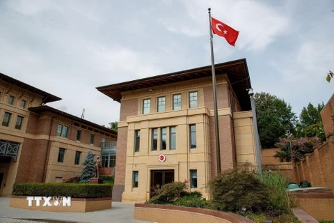 Quang cảnh bên ngoài Đại sứ quán Thổ Nhĩ Kỳ ở Washington, DC, Mỹ. (Ảnh: THX/TTXVN)