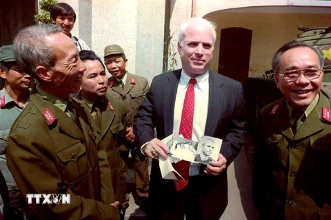 Thượng nghị sỹ Mỹ John McCain (giữa) thăm Bảo tàng Quân đội Việt Nam ở thủ đô Hà Nội ngày 19/10/1992 (Ảnh: AFP/TTXVN)