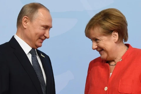 Tổng thống Nga Putin (trái) và Thủ tướng Đức Merkel. (Nguồn: AFP)