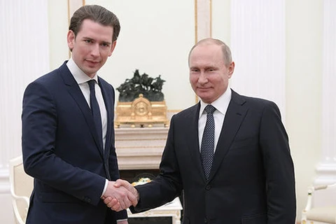 Tổng thống Nga Putin (phải) và Thủ tướng Áo Sebastian Kurz. (Nguồn: Daily Express)