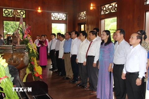 Dâng hoa, dâng hương tưởng niệm 49 năm Ngày mất của Chủ tịch Hồ Chí Minh. (Ảnh: Bích Huệ/TTXVN)