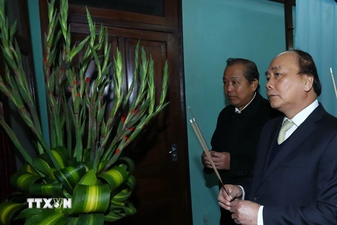 Hình ảnh Thủ tướng Nguyễn Xuân Phúc dâng hương tưởng niệm Chủ tịch Hồ Chí Minh hồi tháng 2/2018. (Ảnh: TTXVN)