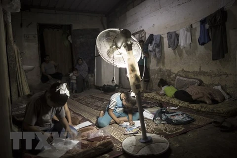 Người dân Palestine sinh hoạt trong điều kiện khó khăn do thiếu điện ở Dải Gaza. (Nguồn: AFP/TTXVN)