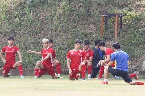 Các cầu thủ đội tuyển Olympic Việt Nam tập luyện trước trận gặp UAE. (Ảnh: Hoàng Linh/TTXVN)