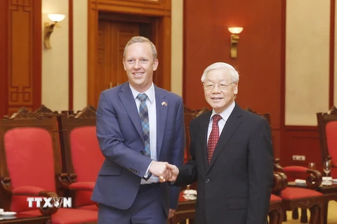 Tổng Bí thư Nguyễn Phú Trọng tiếp Đại sứ Liên hiệp Vương quốc Anh và Bắc Ireland tại Việt Nam Gareth Ward. (Ảnh: Lâm Khánh/TTXVN)