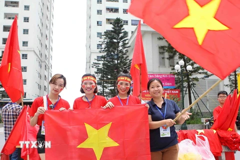 Người hâm mộ Thủ đô cổ vũ đội tuyển Olympic Việt Nam trước trận tranh huy chương đồng môn bóng đá nam ASIAD 2018. (Ảnh: Thanh Tùng/TTXVN)