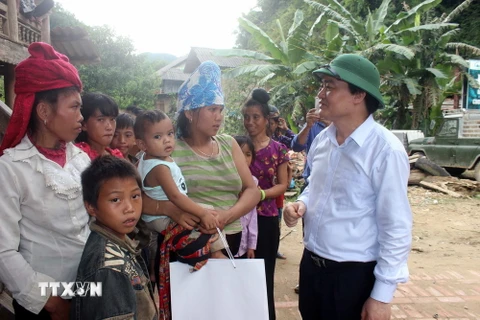 Bộ trưởng Phùng Xuân Nhạ đã chia sẻ những khó khăn với phụ huynh và trẻ em. (Nguồn: TTXVN)