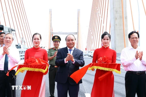 Thủ tướng Nguyễn Xuân Phúc và các đại biểu thực hiện nghi thức cắt băng khánh thành và thông xe tuyến đường cao tốc Hạ Long-Hải Phòng và Cầu Bạch Đằng. (Ảnh: Thống Nhất/TTXVN)