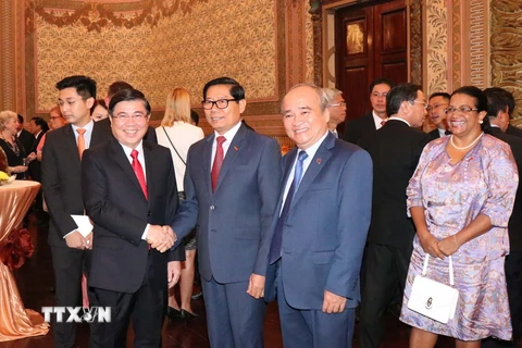 Chủ tịch Ủy ban Nhân dân Thành phố Hồ Chí Minh Nguyễn Thành Phong với các đại diện lãnh sự quán. (Ảnh: Xuân Khu/TTXVN)