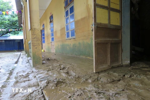 Trường mầm non Tân Lang, huyện Phù Yên bị ngập bùn đất. (Ảnh: Hữu Quyết/TTXVN)