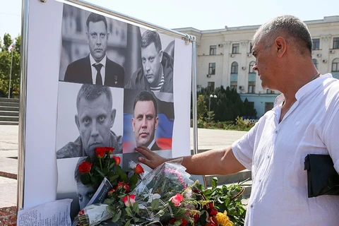 Một người đến đặt hoa tưởng nhớ ông Alexander Zakharchenko. (Nguồn: TASS)
