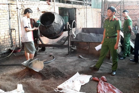 Chế biến càphê bẩn tại cơ sở của bà Nguyễn Thị Thanh Loan. (Nguồn: TTXVN)