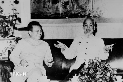Chủ tịch Hồ Chí Minh tiếp và nói chuyện thân mật với đồng chí Kaysone Phomvihane - Trưởng đoàn đại biểu Đảng và Mặt trận Lào yêu nước sang thăm hữu nghị Việt Nam (1966). (Ảnh: Tư liệu TTXVN)