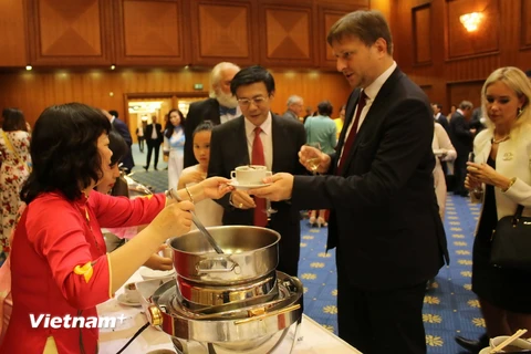 Đại sứ Hồ Minh Tuấn giới thiệu món ẩm thực truyền thống Phở Việt Nam. (Ảnh: Trần Hiếu/Vietnam+)