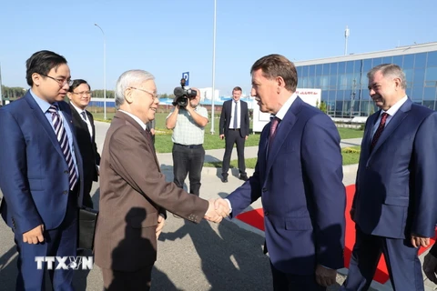Phó Thủ tướng Liên bang Nga Aleksey Gordeev đón Tổng Bí thư Nguyễn Phú Trọng tại Kaluga. (Ảnh: Trí Dũng/TTXVN)