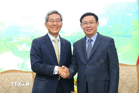 Phó Thủ tướng Vương Đình Huệ đã tiếp ông Yoon Jong Kyoo, Chủ tịch kiêm Tổng Giám đốc Tập đoàn Tài chính Kookmin Hàn Quốc (KB). (Ảnh: Dương Giang/TTXVN)