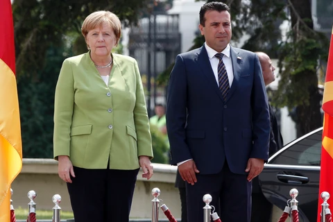 Thủ tướng Đức Angela Merkel (trái) và người đồng cấp Macedonia Zoran Zaev. (Nguồn: AP)