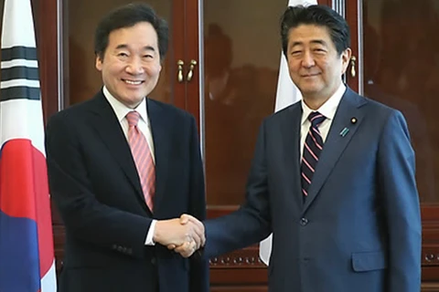 Thủ tướng Nhật Bản Shinzo Abe hội đàm với người đồng cấp Hàn Quốc Lee Nak-yon. (Nguồn: CGTN)