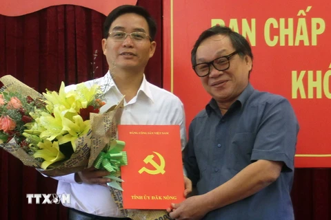 Ông Lê Diễn, Ủy viên Trung ương Đảng, Bí thư Tỉnh ủy Đắk Nông trao quyết định bổ nhiệm cho ông Nguyễn Đình Trung. (Ảnh: Hưng Thịnh/TTXVN)