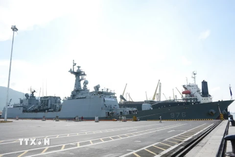Tàu tàu Hải quân Hàn Quốc cập cảng Tiên Sa. (Ảnh: Hồng Pha/TTXVN)