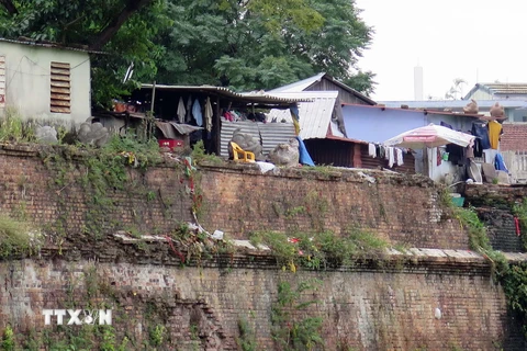 Một số hộ dân sống trên thượng thành (khu vực 1 cần bảo vệ nghiêm ngặt) của di tích. (Ảnh: Quốc Việt/TTXVN)