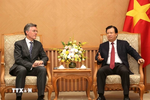 Phó Thủ tướng Trịnh Đình Dũng có buổi tiếp Phó Chủ tịch Ngân hàng Đầu tư Cơ sở Hạ tầng châu Á (AIIB) Joachim von Amsberg. (Ảnh: Dương Giang/TTXVN)