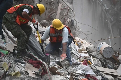 Lực lượng cứu hộ tìm kiếm người mất tích sau trận động đất ở Mexico City, Mexico năm 2017. (Nguồn: AFP/TTXVN)