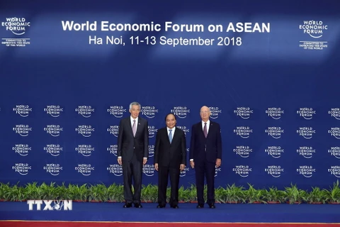 Thủ tướng Nguyễn Xuân Phúc (giữa) và Chủ tịch sáng lập WEF Klaus Schwab (bên phải) đón Thủ tướng Singapore Lý Hiển Long đến dự hội nghị. (Ảnh: Thống Nhất/TTXVN)