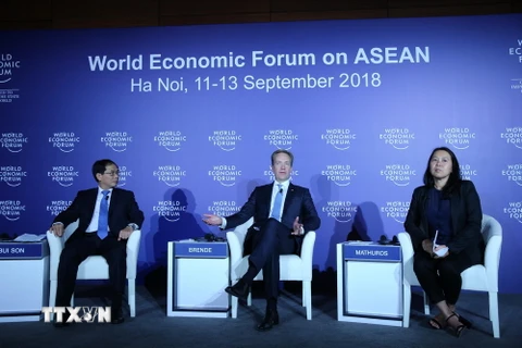 Chủ tịch Diễn đàn Kinh tế Thế giới Borge Brende (giữa) bày tỏ sự hài lòng về kết quả Hội nghị WEF ASEAN 2018 diễn ra tại Hà Nội, từ 11-13/9/2018. (Ảnh: Lâm Khánh/TTXVN)