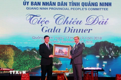 Chủ tịch Ủy ban Nhân dân tỉnh Quảng Ninh tặng ảnh lưu niệm cho đại diện lãnh đạo đoàn. (Ảnh: Văn Đức/TTXVN)