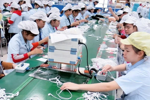 Dây chuyền sản xuất tai nghe cho điện thoại thông minh của Công ty TNHH Glonics Việt Nam với 100% vốn FDI Hàn Quốc. (Ảnh: Hoàng Nguyên/TTXVN)