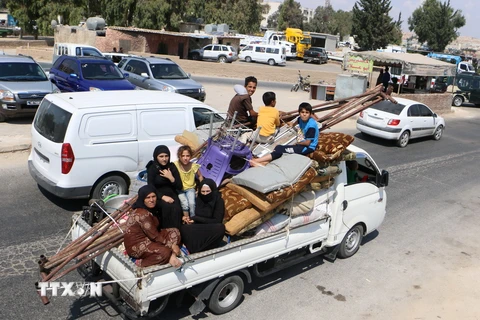 Người dân Syria rời bỏ nhà cửa đi lánh nạn do lo ngại xung đột leo thang tại tỉnh Idlib ngày 9/9. (Ảnh: AFP/TTXVN)