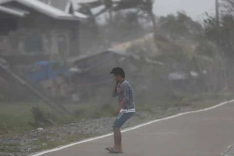 Người dân Philippines chống chọi với cơn bão lớn nhất thế giới năm 2018. (Ảnh: EPA)