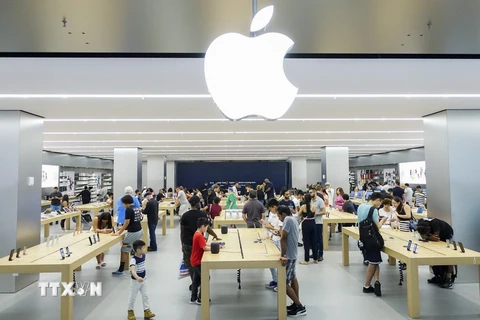 Khách hàng lựa chọn các sản phẩm của Apple tại một cửa hàng ở New York, Mỹ. (Ảnh: THX/TTXVN)