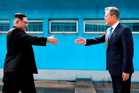 Nhà lãnh đạo Triều Tiên Kim Jong-un (trái) và Tổng thống Hàn Quốc Moon Jae-in. (Ảnh: AP)