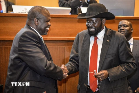 Tổng thống Nam Sudan Salva Kiir (phải) và lãnh đạo phe nổi dậy Riek Machar sau lễ ký thỏa thuận hòa bình tại Addis Ababa, Ethiopia ngày 12/9. (Ảnh: AFP/TTXVN)