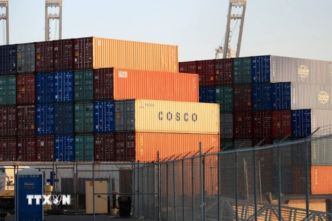 Hàng hóa nhập khẩu từ Trung Quốc được xếp tại cảng Long Beach ở Los Angeles, Mỹ ngày 23/8. (Ảnh: THX/TTXVN)