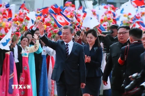 Nhà lãnh đạo Triều Tiên Kim Jong-un (giữa, phải) và Tổng thống Hàn Quốc Moon Jae-in (giữa, trái) tại lễ đón ở sân bay quốc tế Sunan, Bình Nhưỡng ngày 18/9. (Ảnh: Yonhap/TTXVN)