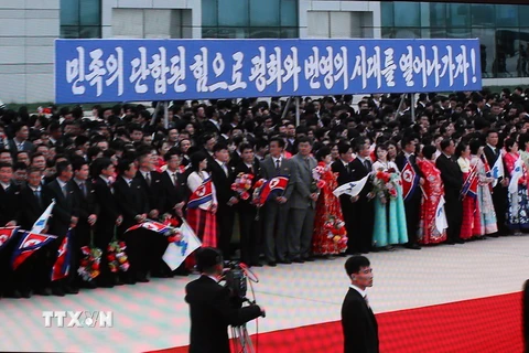 Người dân Triều Tiên chào đón Tổng thống Hàn Quốc Moon Jae-in tại sân bay quốc tế Sunan ở thủ đô Bình Nhưỡng ngày 18/9. (Ảnh: Yonhap/TTXVN)