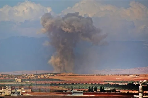 Khói bốc lên sau một cuộc không kích gần làng Kafr Ain, tỉnh Idlib, Syria ngày 7/9. (Ảnh: AFP/TTXVN)