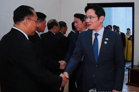 Phó Chủ tịch tập đoàn Samsung Electronics Lee Jae-yong (phải) bắt tay Phó Thủ tướng Triều Tiên Ri Ryong-nam. (Nguồn: Yonhap)