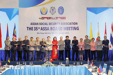 Các đại biểu chụp ảnh chung sau lễ ký Tuyên bố chung Hội nghị ASSA 35. (Ảnh: TTXVN)