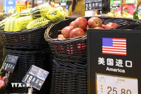 Hoa quả nhập khẩu từ Mỹ được bày bán tại siêu thị ở thủ đô Bắc Kinh, Trung Quốc. (Ảnh: EPA/TTXVN)